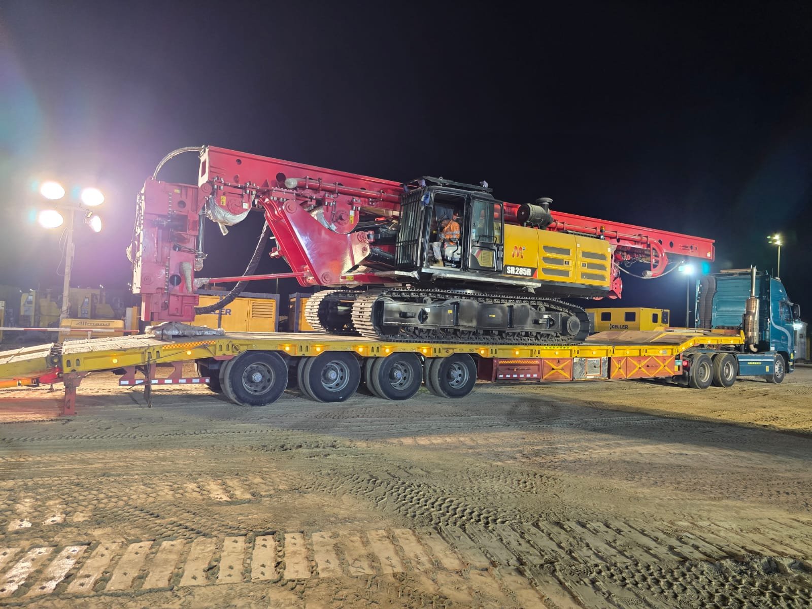 Night operation with heavy crane equipment on a low-bed