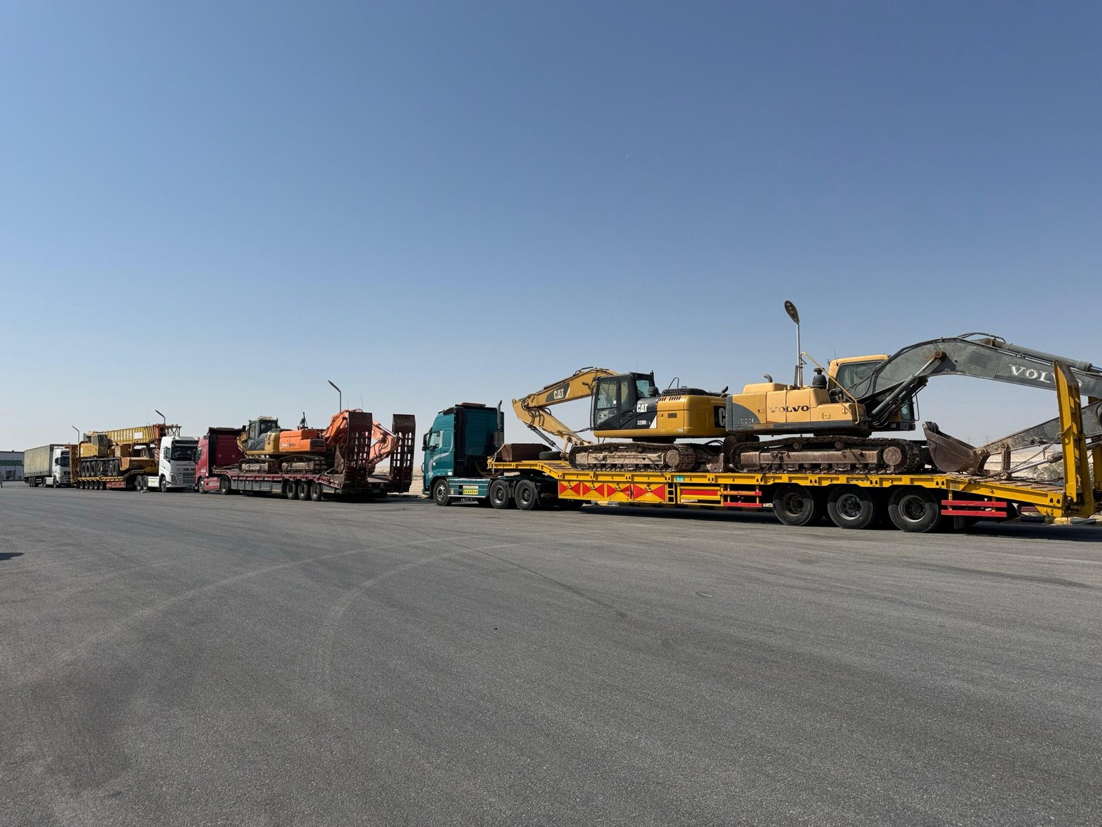 Coordinated heavy-machinery transport convoy